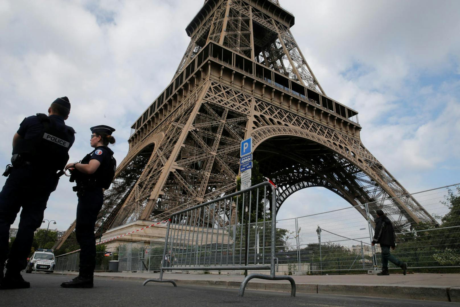 Nach mehreren blutigen Anschlägen in der französischen Hauptstadt in den vergangenen Jahren gibt es rund um den Eiffelturm nach wie vor strengste Sicherheitsvorkehrungen.