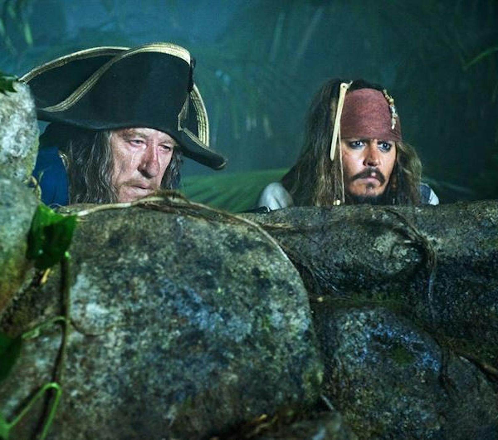 "Fluch der Karibik - Fremde Gezeiten": Während Jack Sparrow (Johnny Depp, r.) seine Jugendliebe Angelica vor dem eigenen Vater beschützen will, ist Hector Barbossa (Geoffrey Rush, l.) nur daran interessiert, sich an Blackbeard für sein verlorenes Bein und die "Black Pearl" zu rächen.