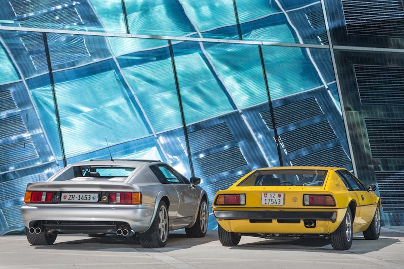 Der Esprit V8 GT (links) wirkt deutlich rundlicher und massiger als der kantige Esprit S1, der aber nur unwesentlich kleiner ist.