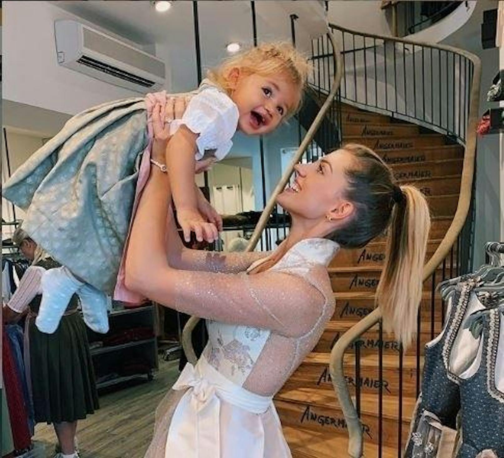 Sarah Harrison mit Tochter Mia. Die Kleine ist auf dem Foto noch keine zwei Jahre alt, hat aber bereits seit ihrem ersten Geburtstag einen eigenen Instagram-Account.