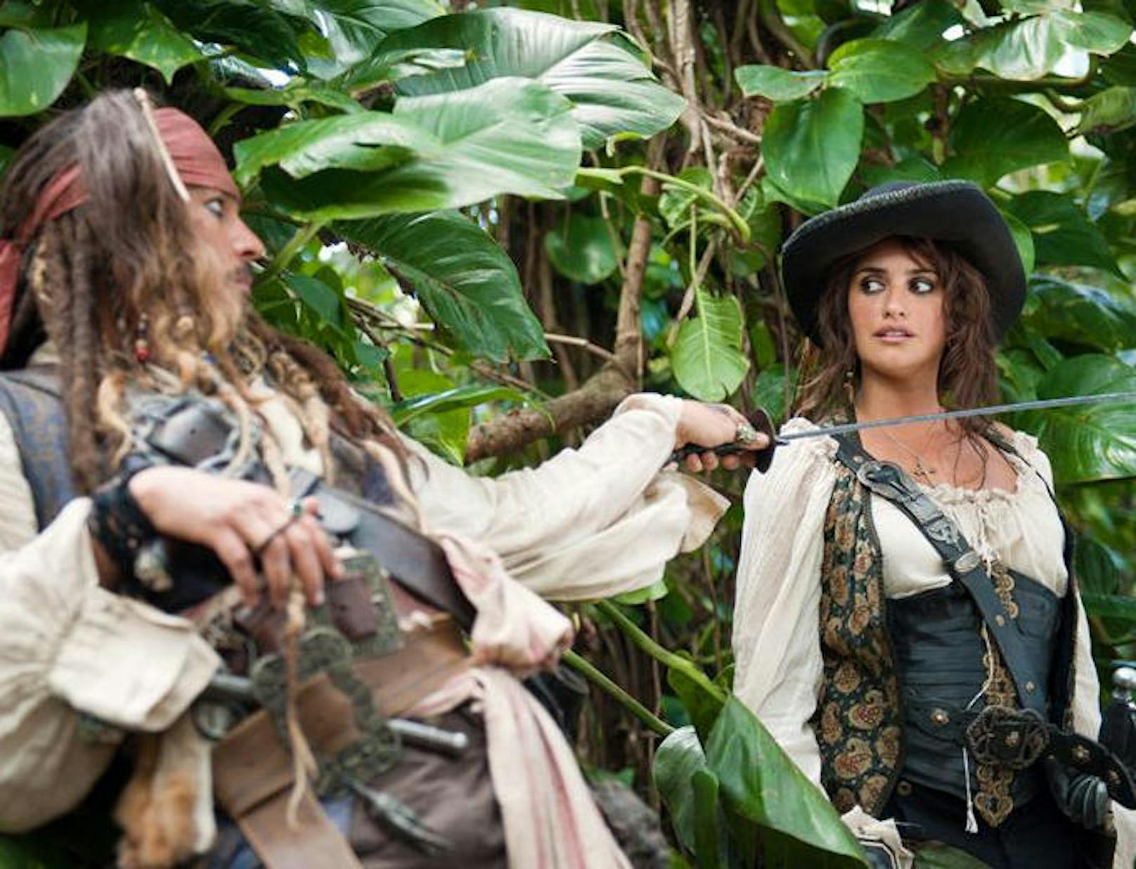 "Fluch der Karibik - Fremde Gezeiten": Schon bald weiß Jack (Johnny Depp, l.) nicht mehr, wen er mehr fürchten muss: Angelica (Penélope Cruz, r.) oder ihrem Vater, Captain Blackbeard ...