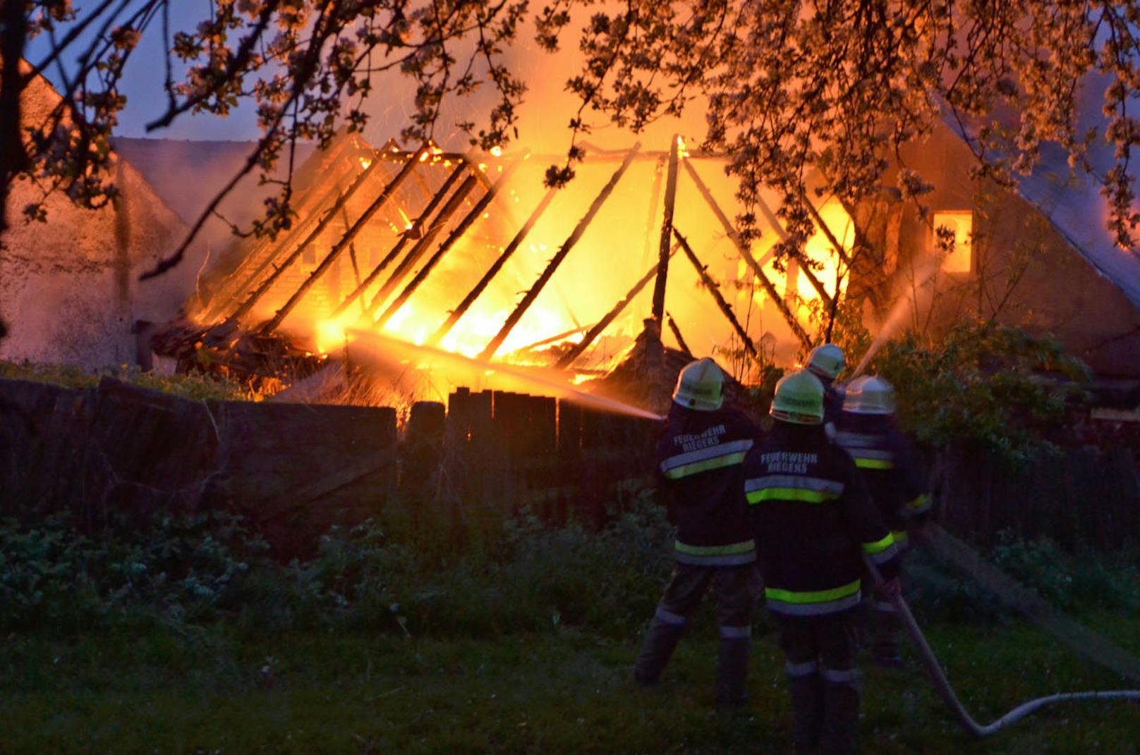 Am Dachstuhl eines Wohnhauses in Riegers brach Feuer aus, es breitete sich auch auf die angrenzende Scheune aus.