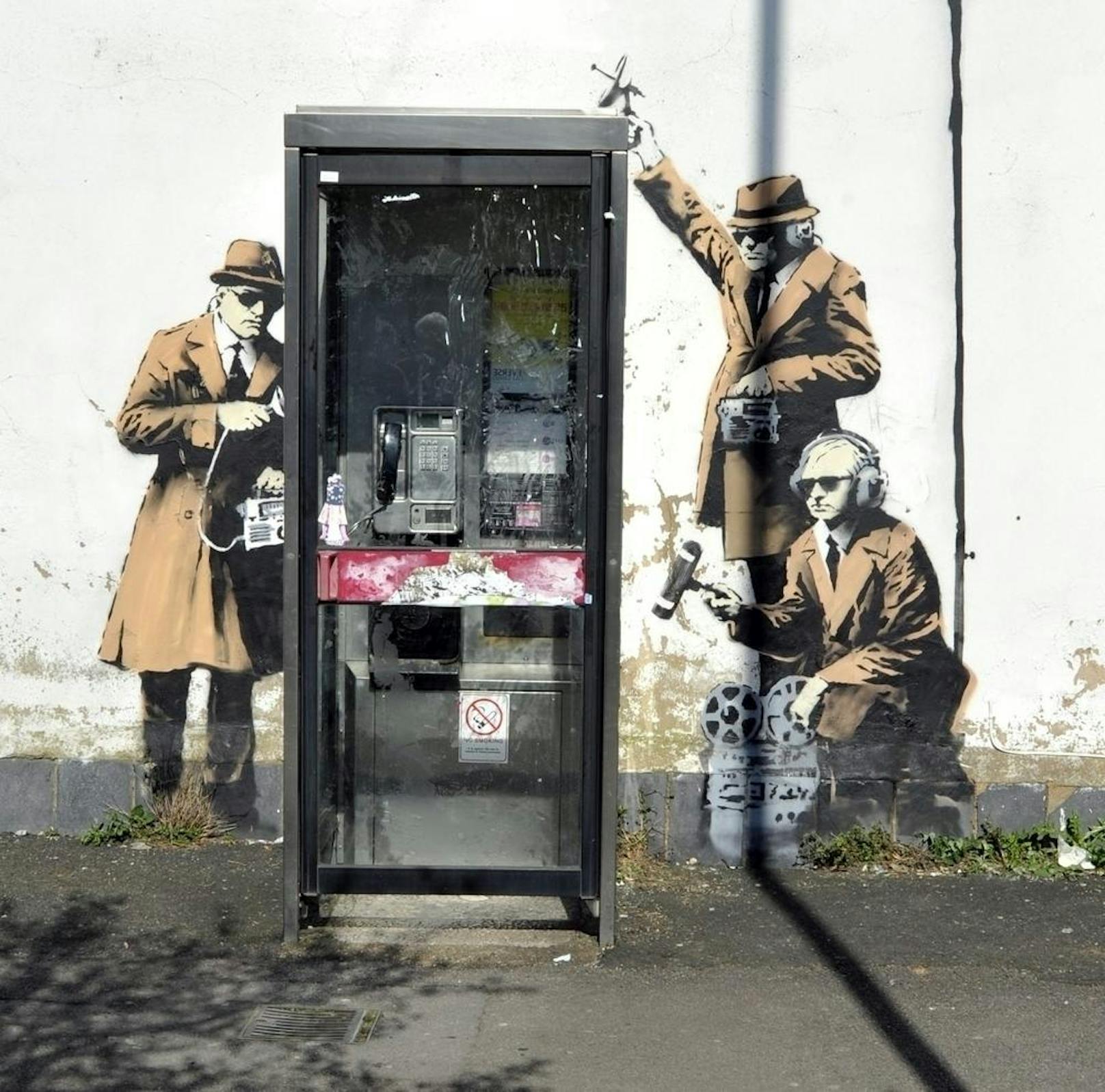 Die NSA hört mit, wie der mysteriöse Street-Art-Künstler Banksy hier trefflich veranschaulicht.