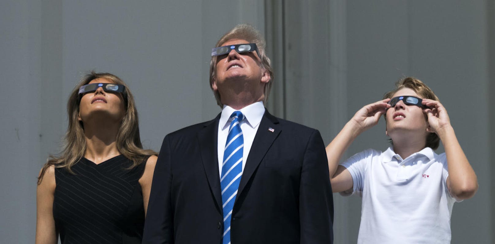 Barron, Melania und Donald Trump beim Beobachten der Sonnenfinsternis am Balkon des Weißen Hauses.
