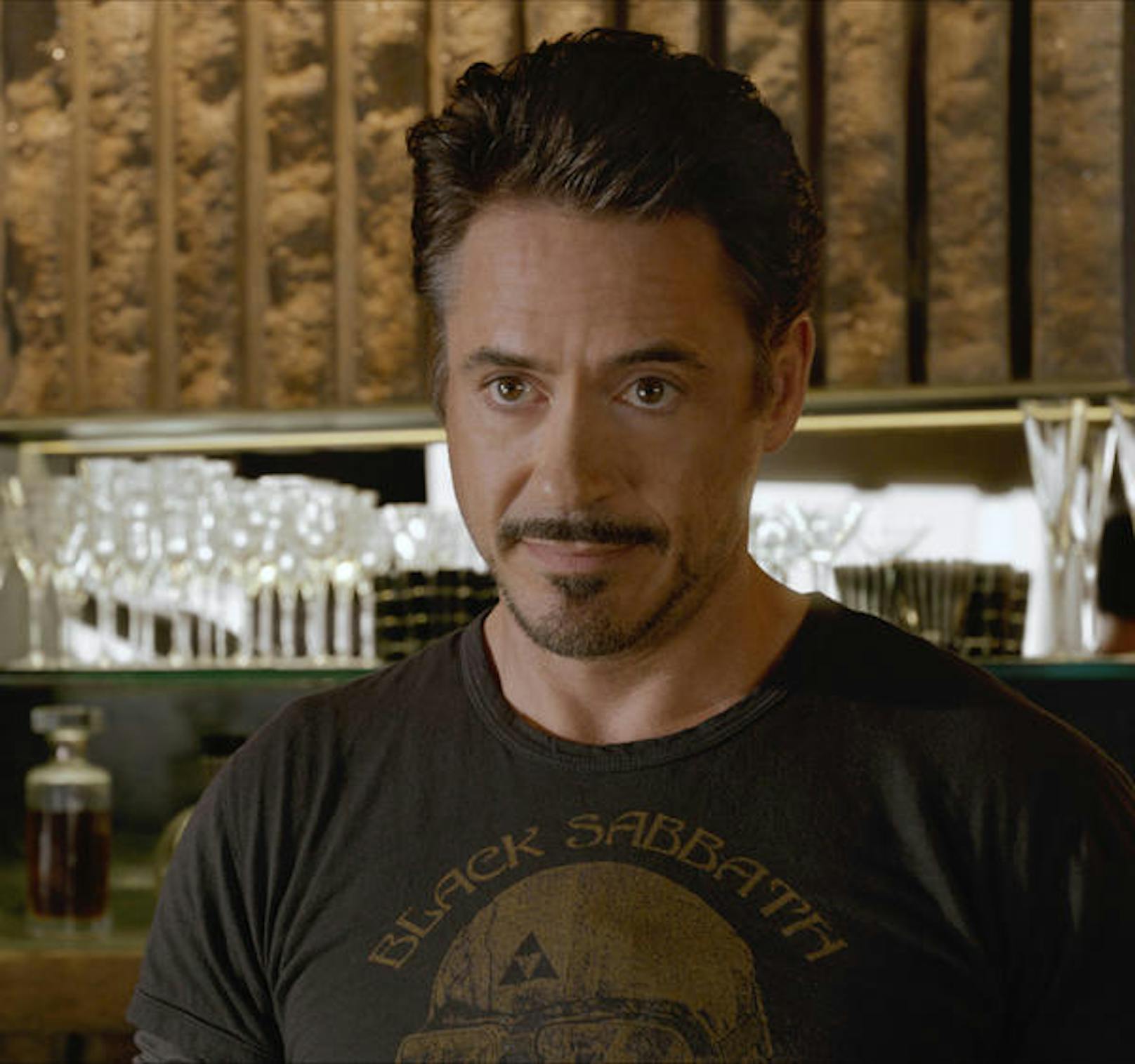 Ohne Helden-Anzug, dafür mit einem Black-Sabbath-Leiberl: Tony Stark (Robert Downey Jr.).