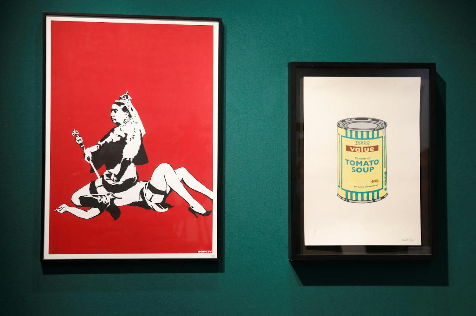Die Preise von Banksy-Bildern klettern ständig im Preis. Gleichzeitig ist seine Identität noch immer nicht bekannt. Im Bild: "Queen Vic" (2004) und "Soup Can (Yellow/Emerald/Brown)" (2005) von Banksy