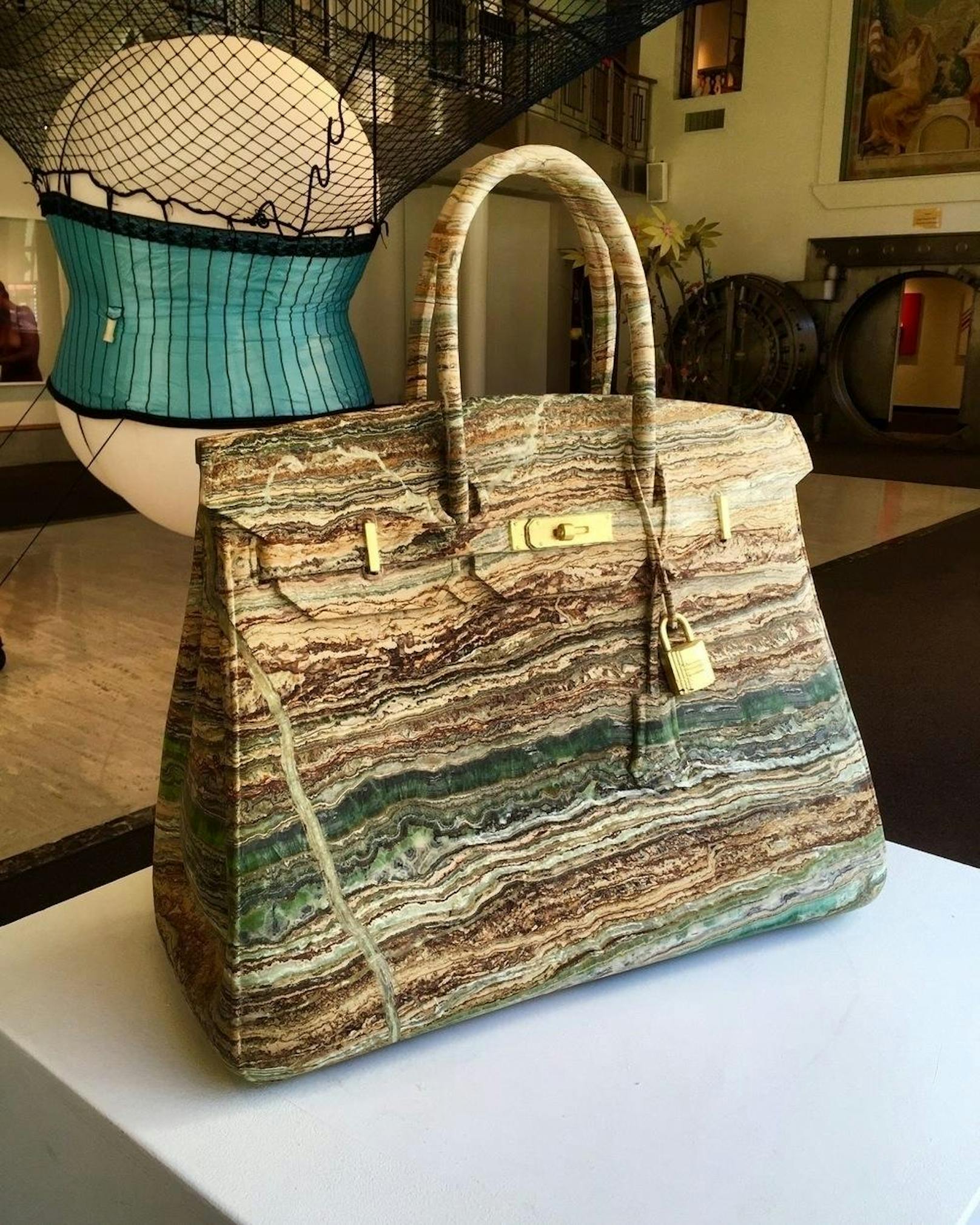Die täuschend echte Birkin Bag wurde aus dem seltenen Verde Smeraldo Marmor gemacht. (Foto: Barbara Segal)
