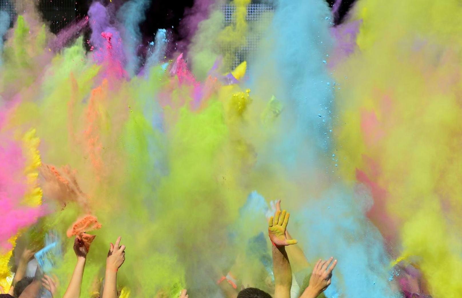 Die Farben, die normalerweise für das Holi Fest verwendet werden, haben auf Musik Festivals nichts zu suchen.