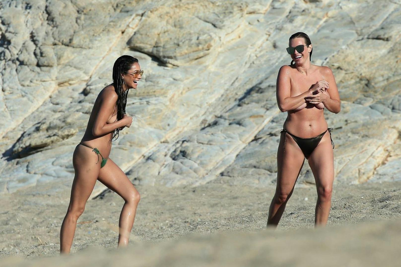 Shay Mitchell und ihre Freundin haben am Strand von Mykonos jede Menge Spaß!