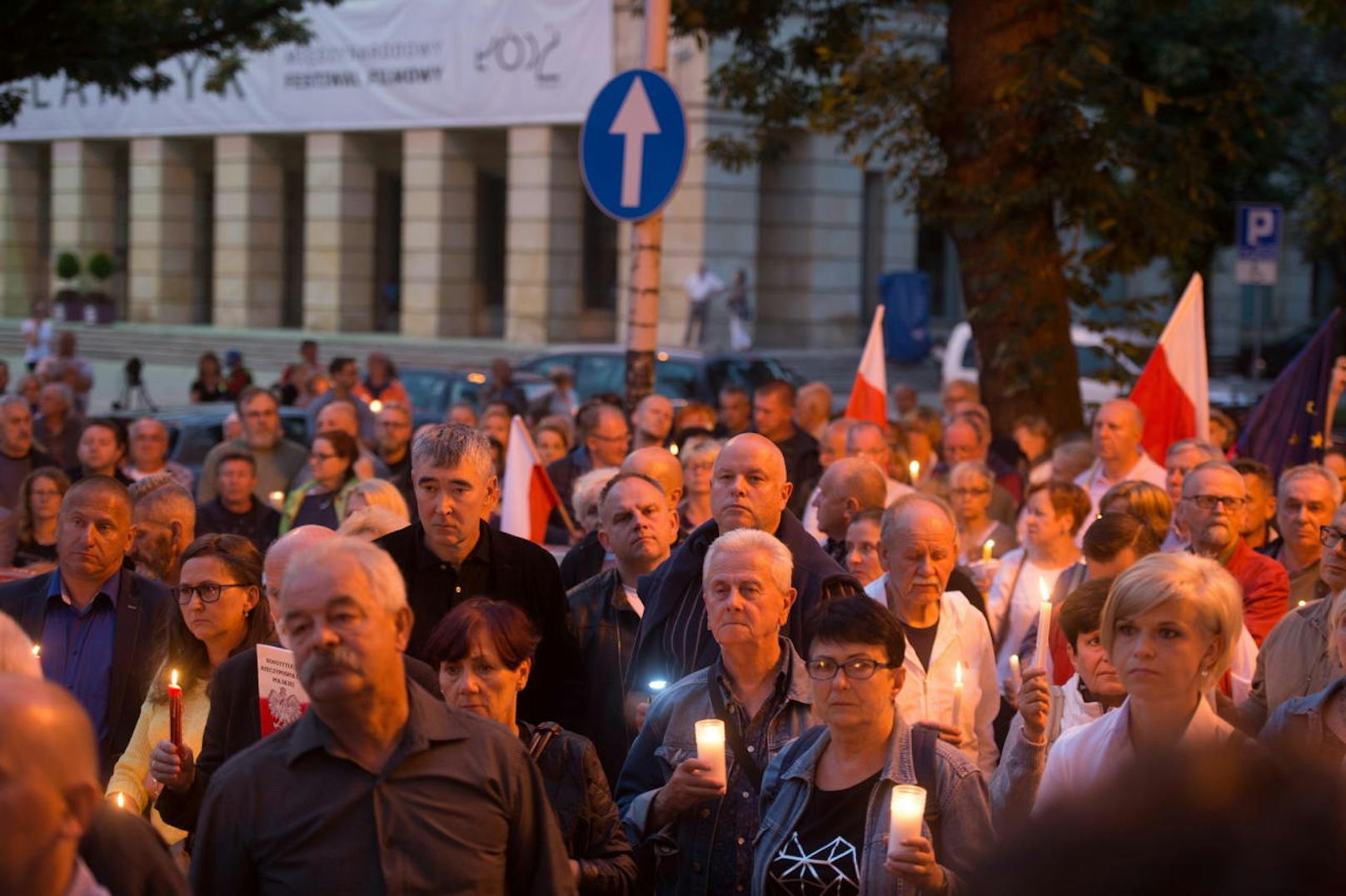 Tausende Polen demonstrierten am Sonntagabend vor dem Gerichtsgebäude in Lodz gegen die Justizreform