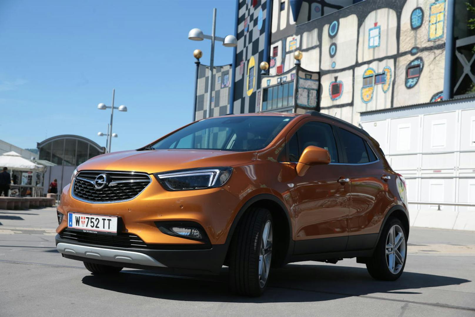 Das Design des Opel Mokka X ist gelungen und zieht Blicke auf sich - besonders in dieser Farbe.