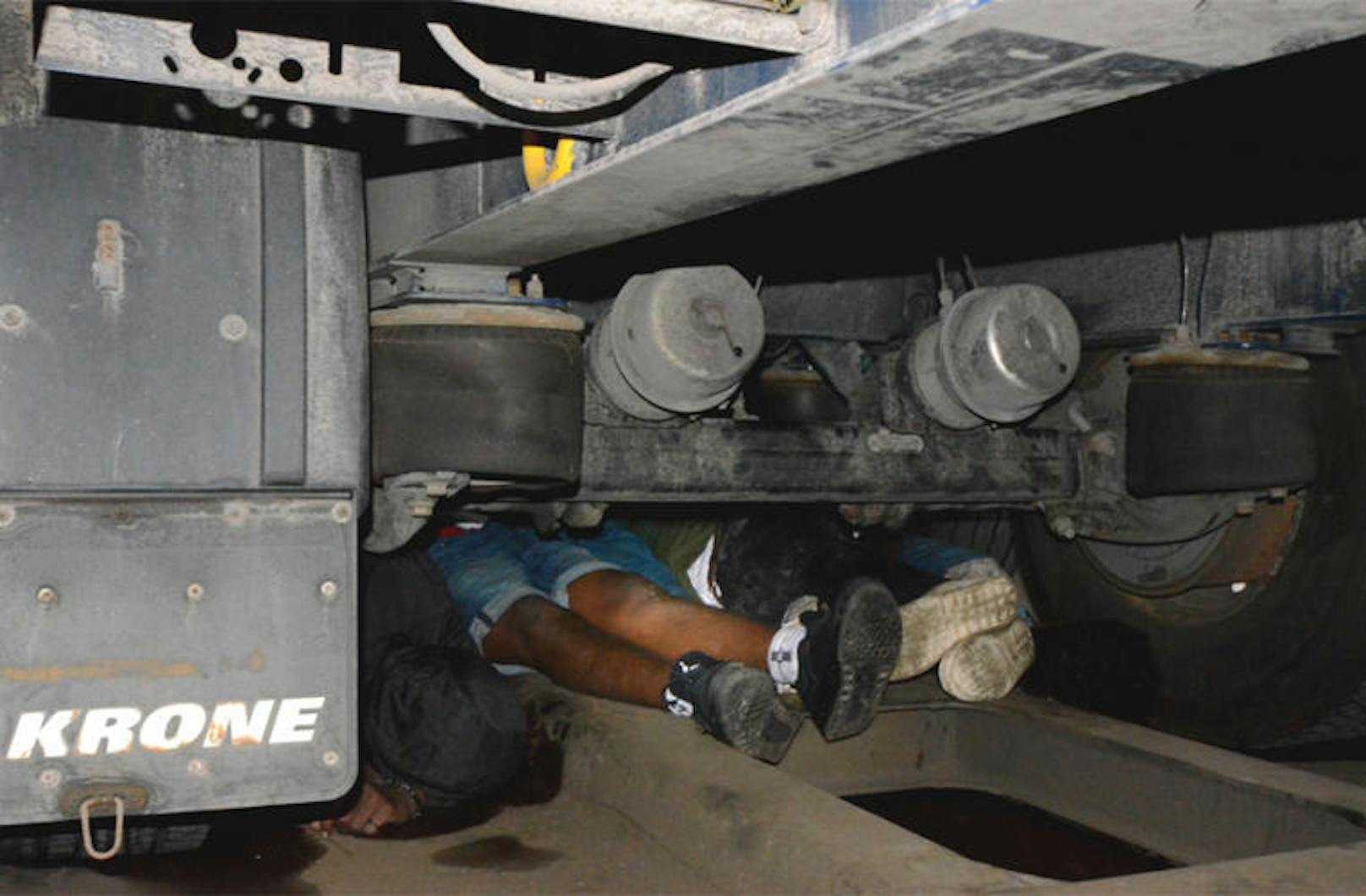 Die zwölf Migranten hatten sich unter Lkw-Aufliegern versteckt