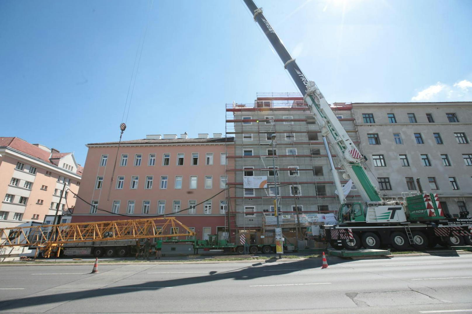 Auf der Triester Straße 69 wird am Montag ein Turmdrehkran aus einem Innenhof mit Hilfe eines 350 Tonnen-Mobilkrans abgebaut. Beide Fahrtrichtungen waren davon betroffen.