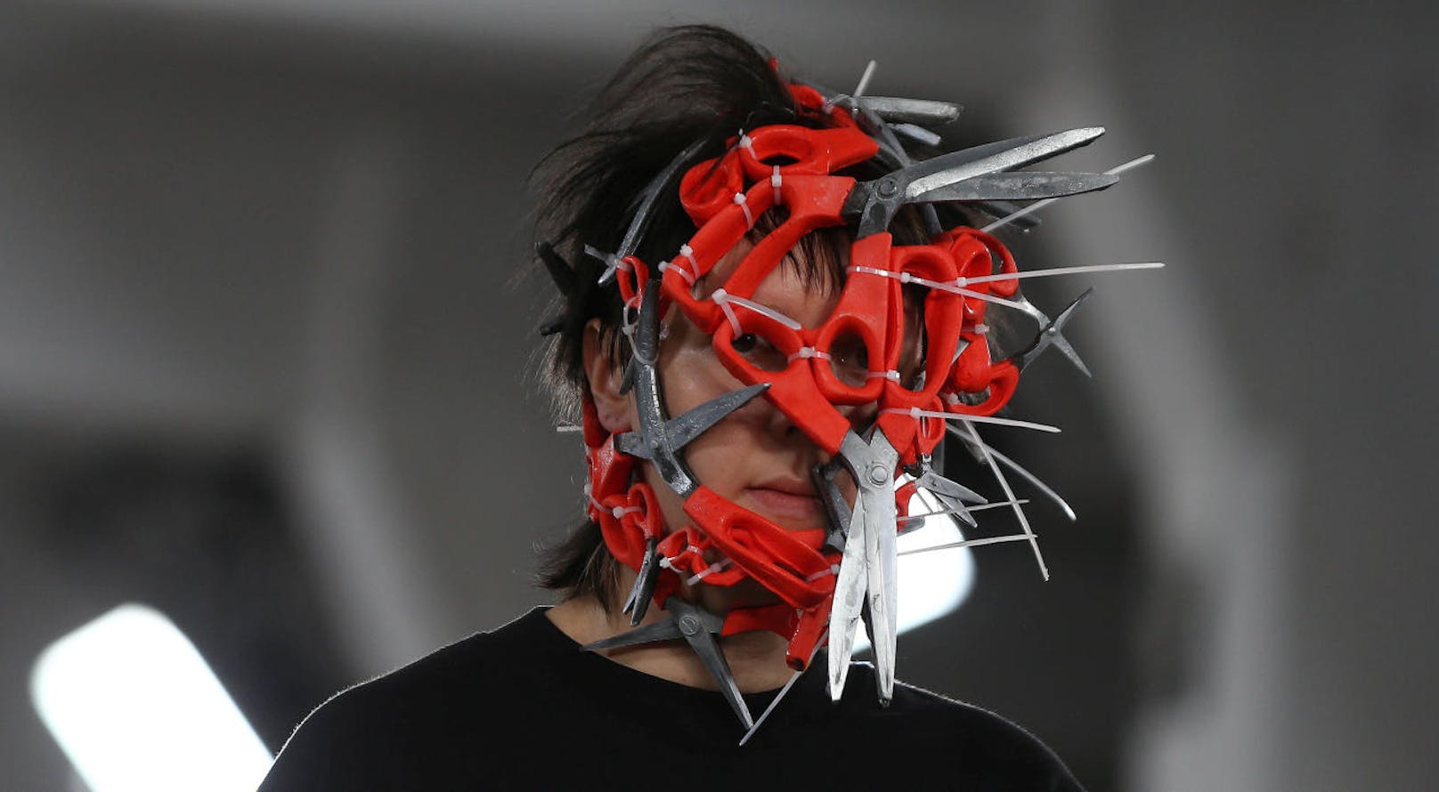 "Edward mit dem Scherengesicht" könnte dieses Model heißen bei der London Fashion Week 2017.