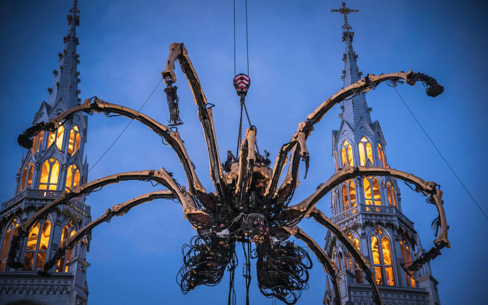 Riesenspinne (Roboter) in Ottawa auf der Notre Dame Kathedrale_1