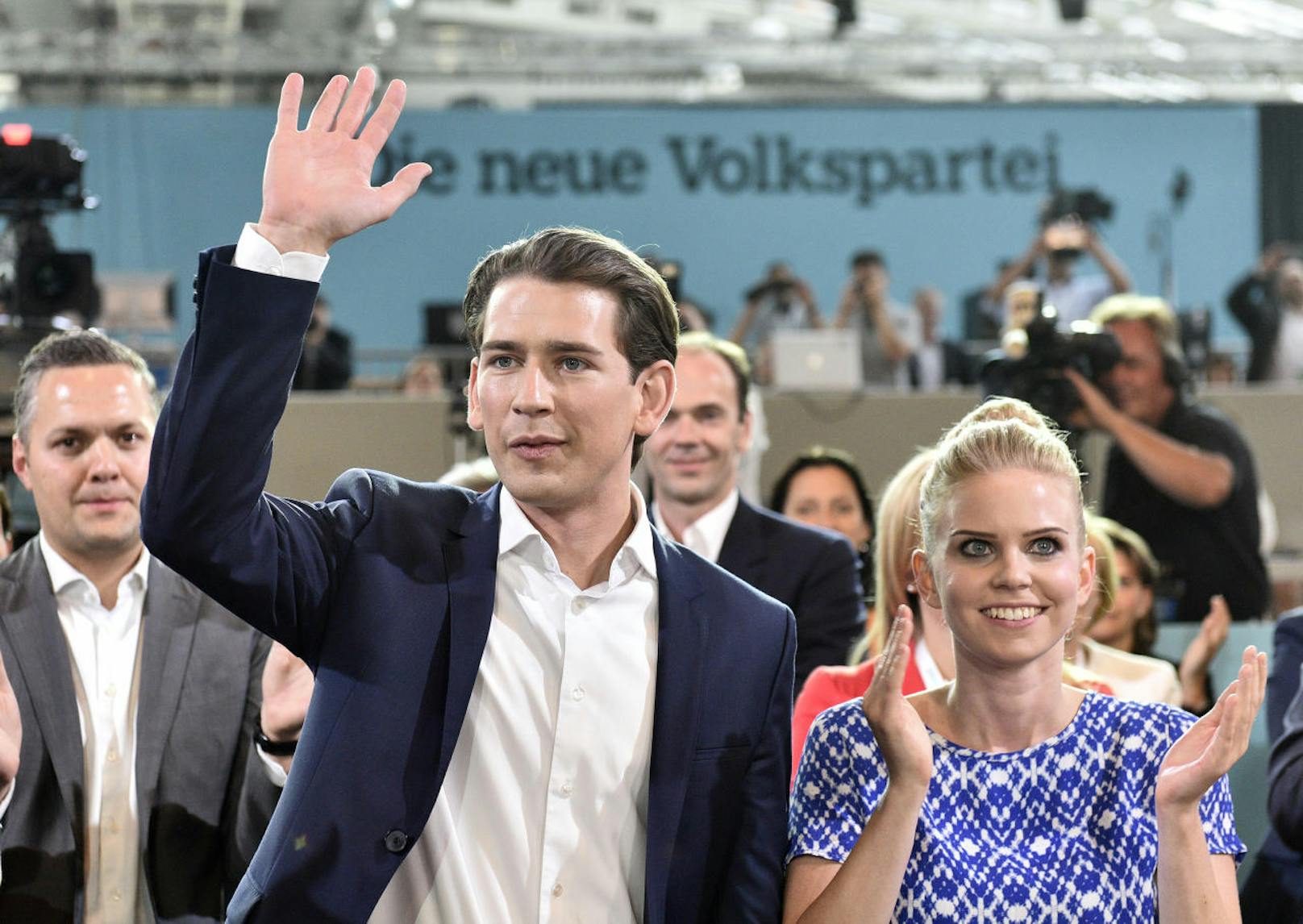 Sebastian Kurz mit seiner Freundin Susanne Thier und seinen Eltern.