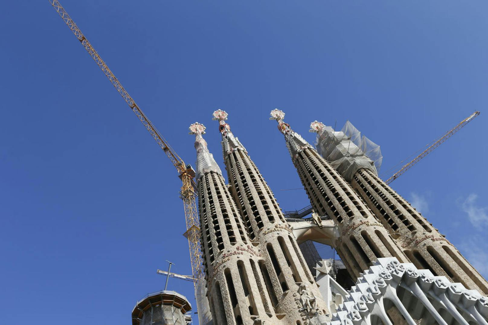 2005 nahm die UNESCO die Geburtsfassade, die Apsisfassade und die Krypta der Sagrada Familia als Erweiterung des Weltkulturerbedenkmals Arbeiten von Antoni Gaudí in ihre Liste des Weltkulturerbes auf.