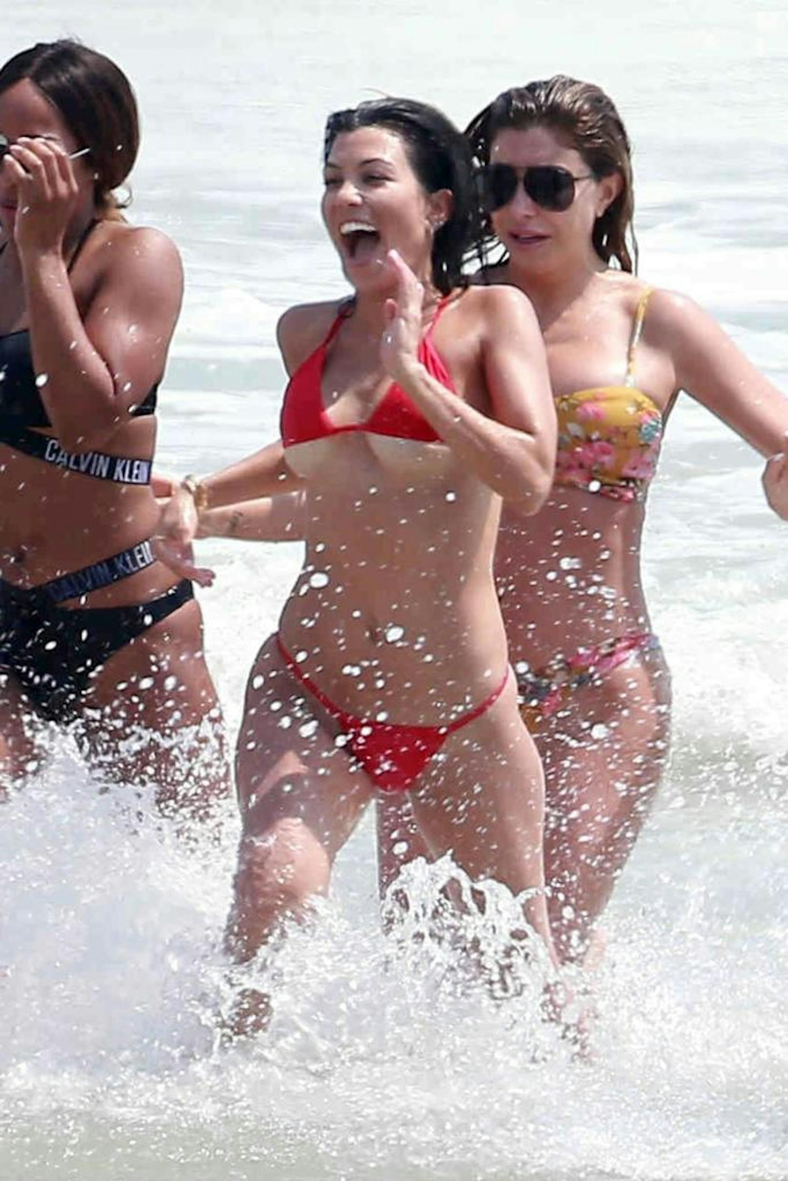 Kourtney Kardashian zeigt viel Haut am Strand von Mexiko.