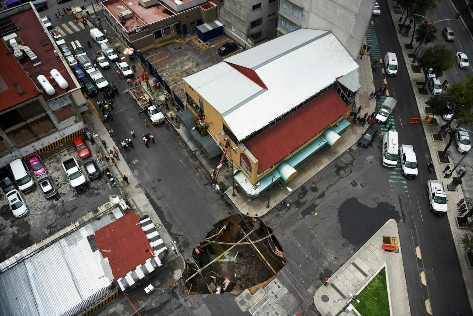Infolge des Sturms Lidia klafft ein Erdloch mitten auf einer Kreuzung in Mexiko-Stadt.