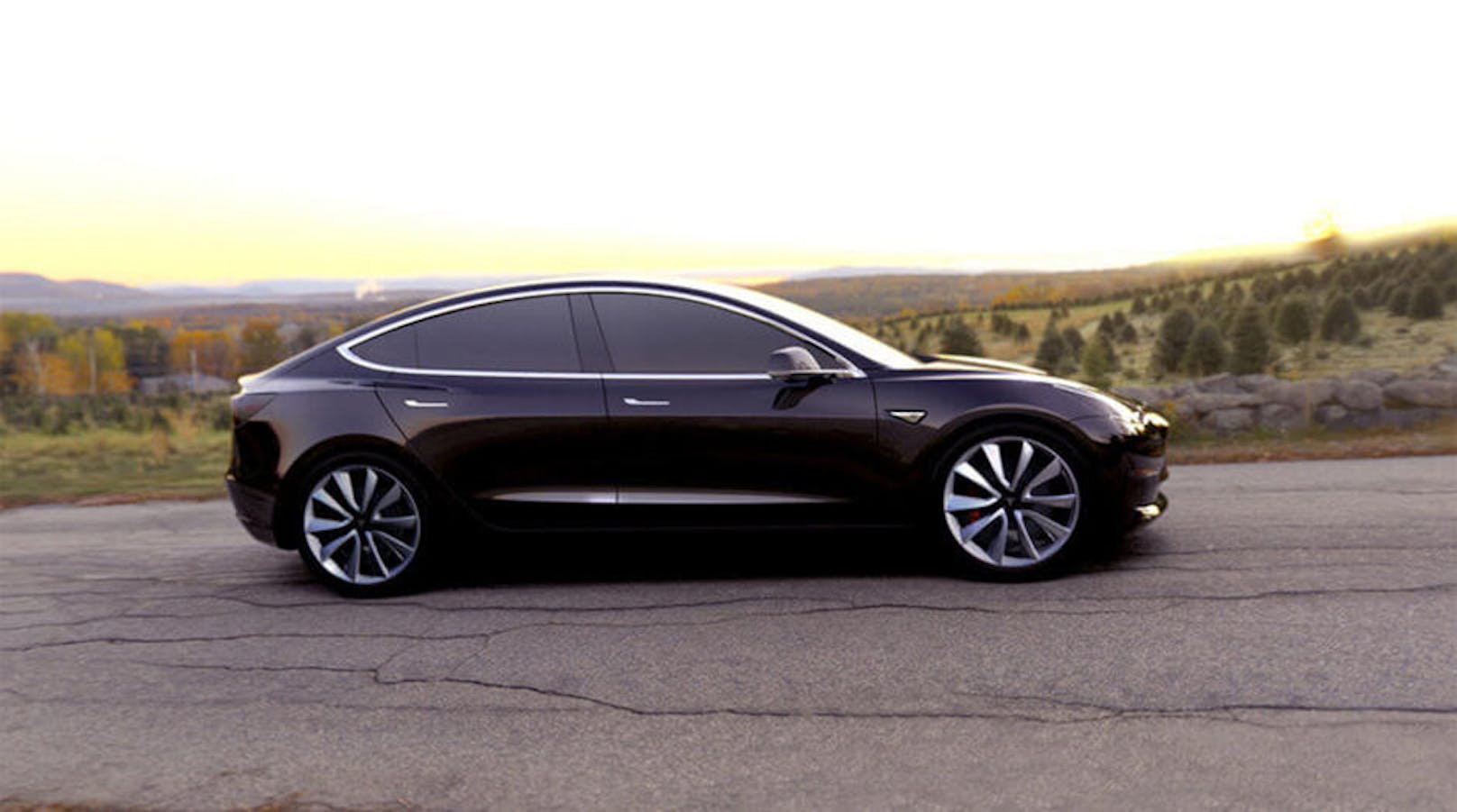 Das Model 3 kommt mit einer Batterieladung 345 Kilometer weit.