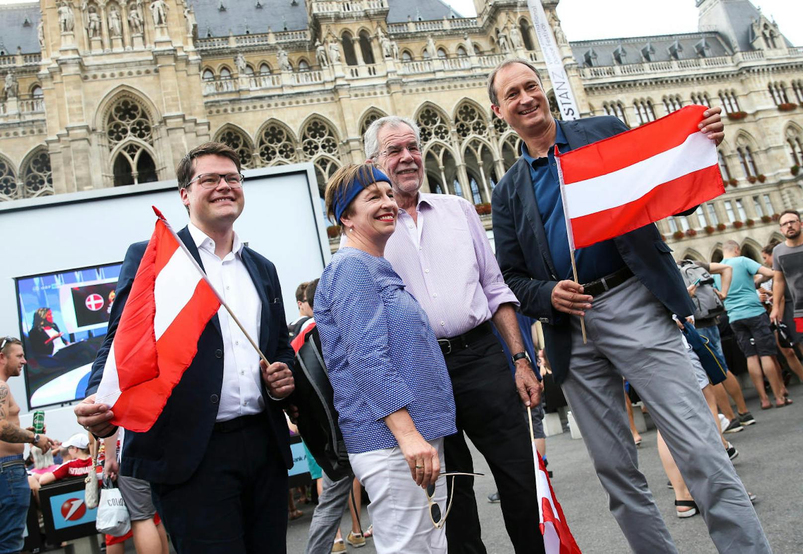 Auf dem Rathausplatz in Wien wurde ein riesiges Public Viewing veranstaltet. Sogar Bundespräsident Alexander van der Bellen fieberte mit seiner Frau mit.