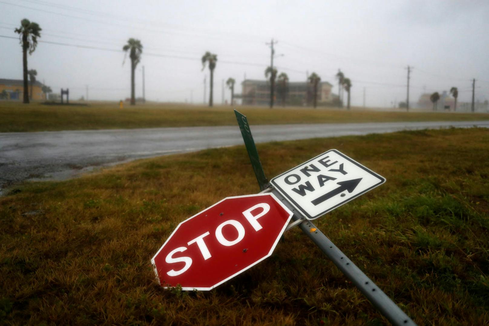 "Harvey", der Hurrikan der Stufe 4 hat Texas erreicht. Mit Fluten und Sturmwinden von bis zu 215 Stundenkilometern sorgt er für zahlreiche Verwüstungen. Der Katastrophenzustand wurde bereits ausgerufen.