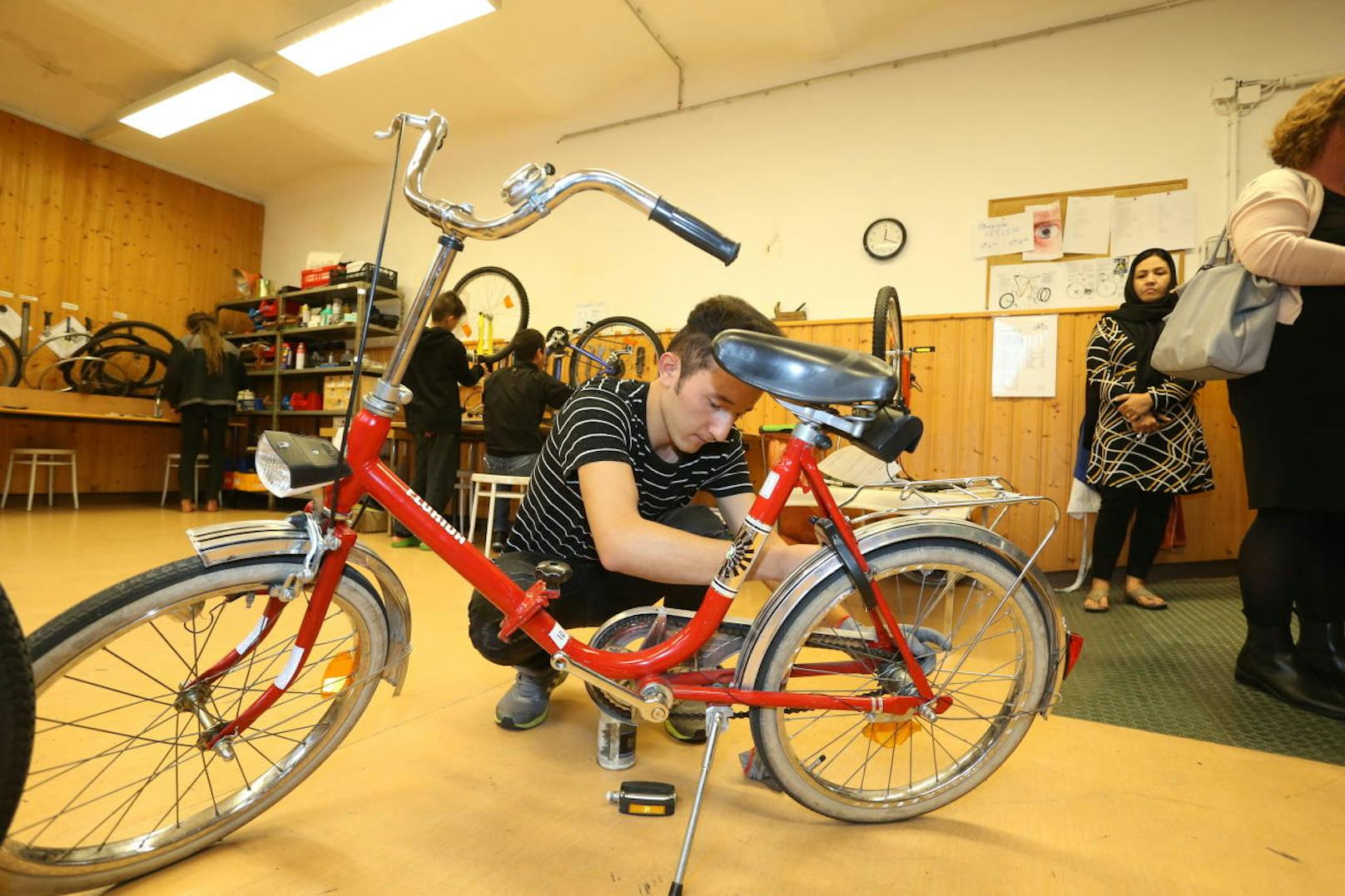 In der "Refugee Bike Kitchen" im ehemaligen Geriatriezentrum am Wienerwald (Hietzing) reparieren Flüchtlinge Fahrräder bzw. helfen sie Besuchern beim Reparieren.