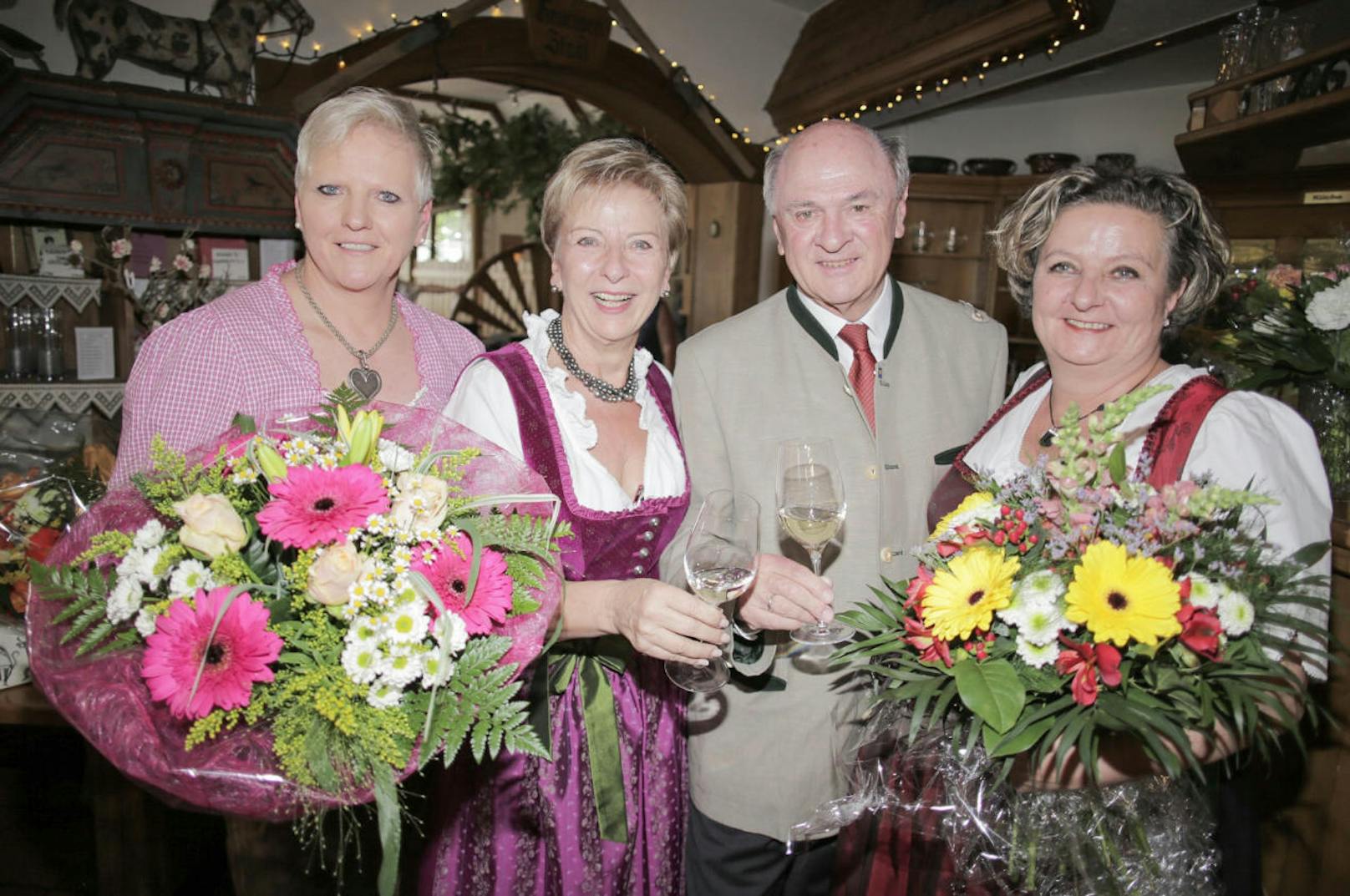 Die Neo-Graselwirtinnen Gabriele Gumpert (li.) und Antonia Umlauf (re.) sowie Vor-Betreiberin Anna Rehatschek und Ex-Landeshauptmann Erwin Pröll
