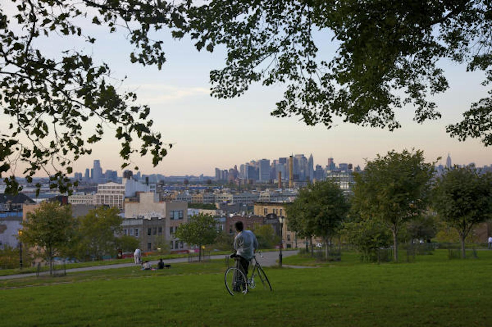 <b>Sunset Park, New York (USA):</b> "Eine von Brooklyns aufregendsten Nachbarschaften, die noch als Geheimtipp gelten. Im Zentrum einer bunten Mischung aus verschiedenen Kulturen und Traditionen steht die namensgebende Grünfläche: Sunset Park befindet sich auf einem der höchsten Hügel Brooklyns und bietet einen fantastischen Blick auf Manhattan, den Einheimische besonders an lauen Sommerabenden gerne genießen."