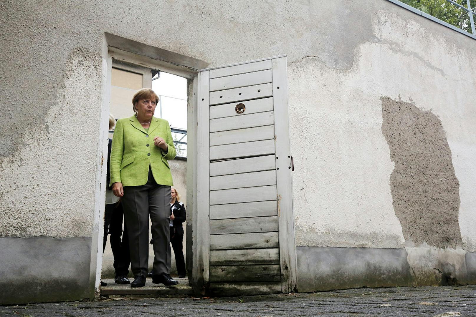 Ort der Erinnerung: Angela Merkel im ehemaligen Stasi-Gefängnis in Berlin. (11. August 2017)