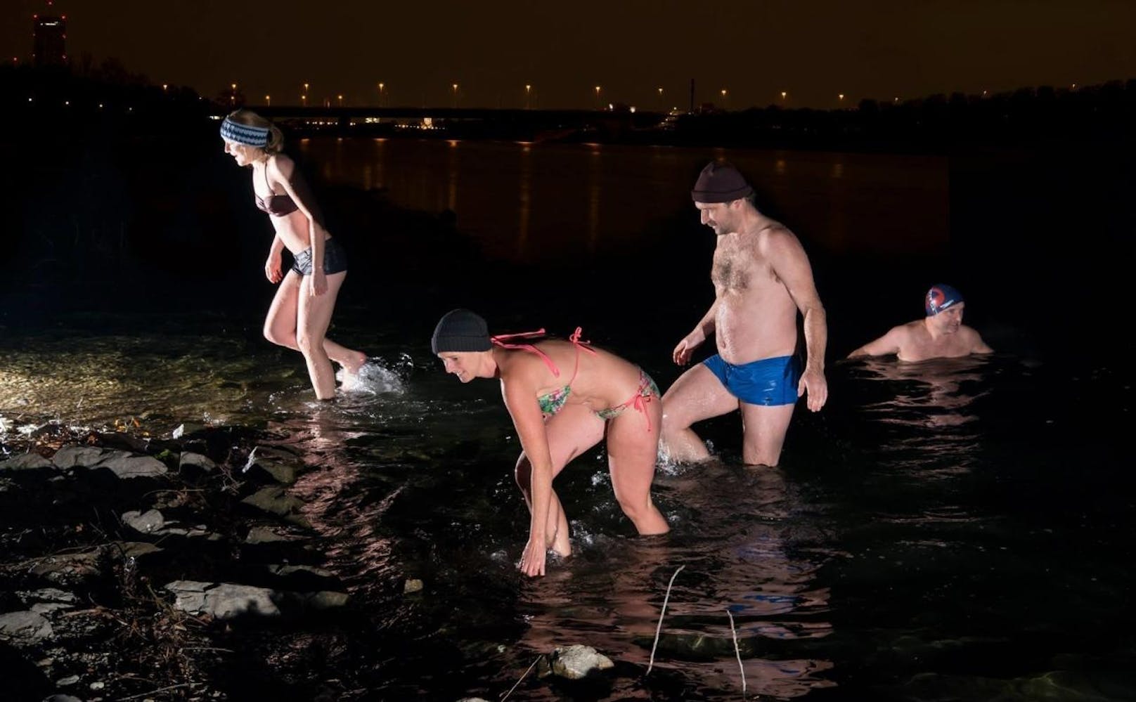 Coole Sache! Die Vollmondschwimmer stürzen sich in die frische Donau!