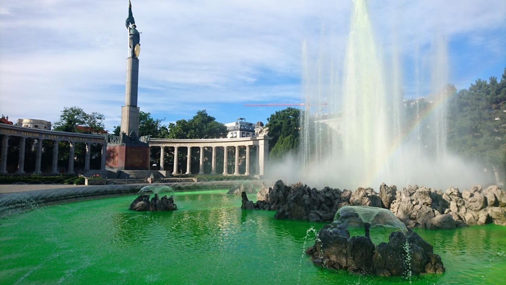 Unbekannte färbten Hochstrahlbrunnen am Wiener Schwarzenbergplatz neongrün