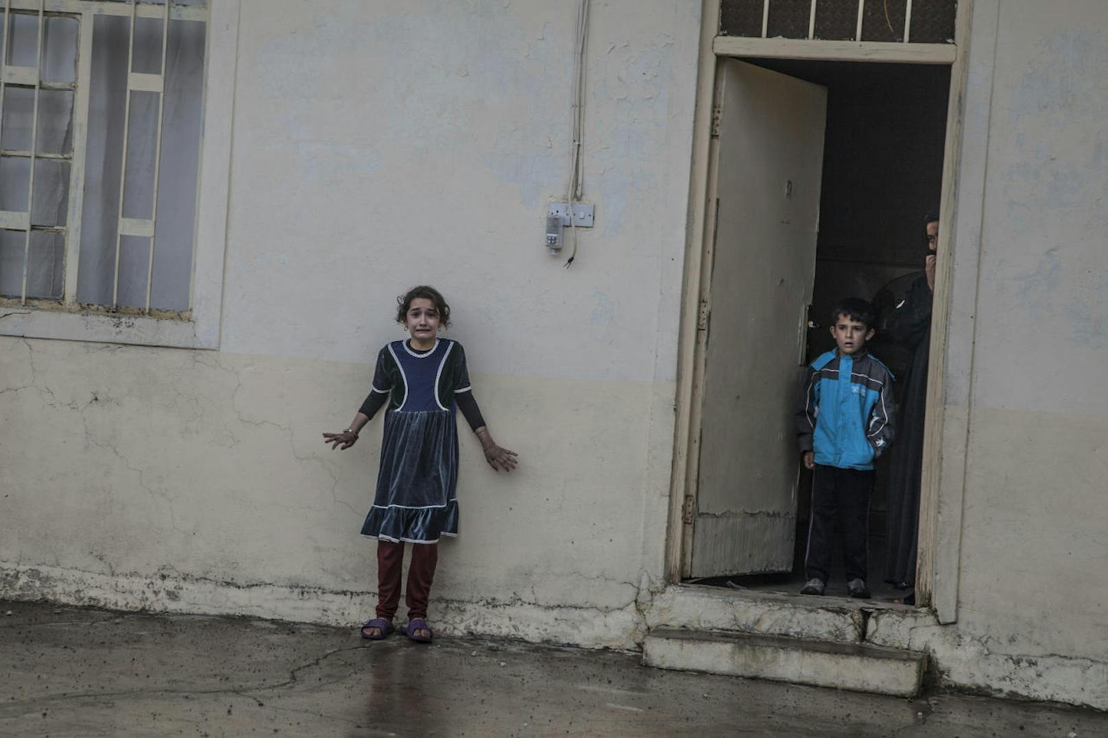 <b>Reportagen ? Erster Preis, Einzelbilder</b>
Laurent Van der Stockt
Getty Images Reportage für Le Monde
Titel: Angriff auf Mosul
In Gogjali, einem der östlichen Bezirke von Mosul, durchsuchen Mitglieder irakischer Spezialeinheiten am 2. November 2016 die Häuser nach IS-Kämpfern, Ausrüstung und Spuren.