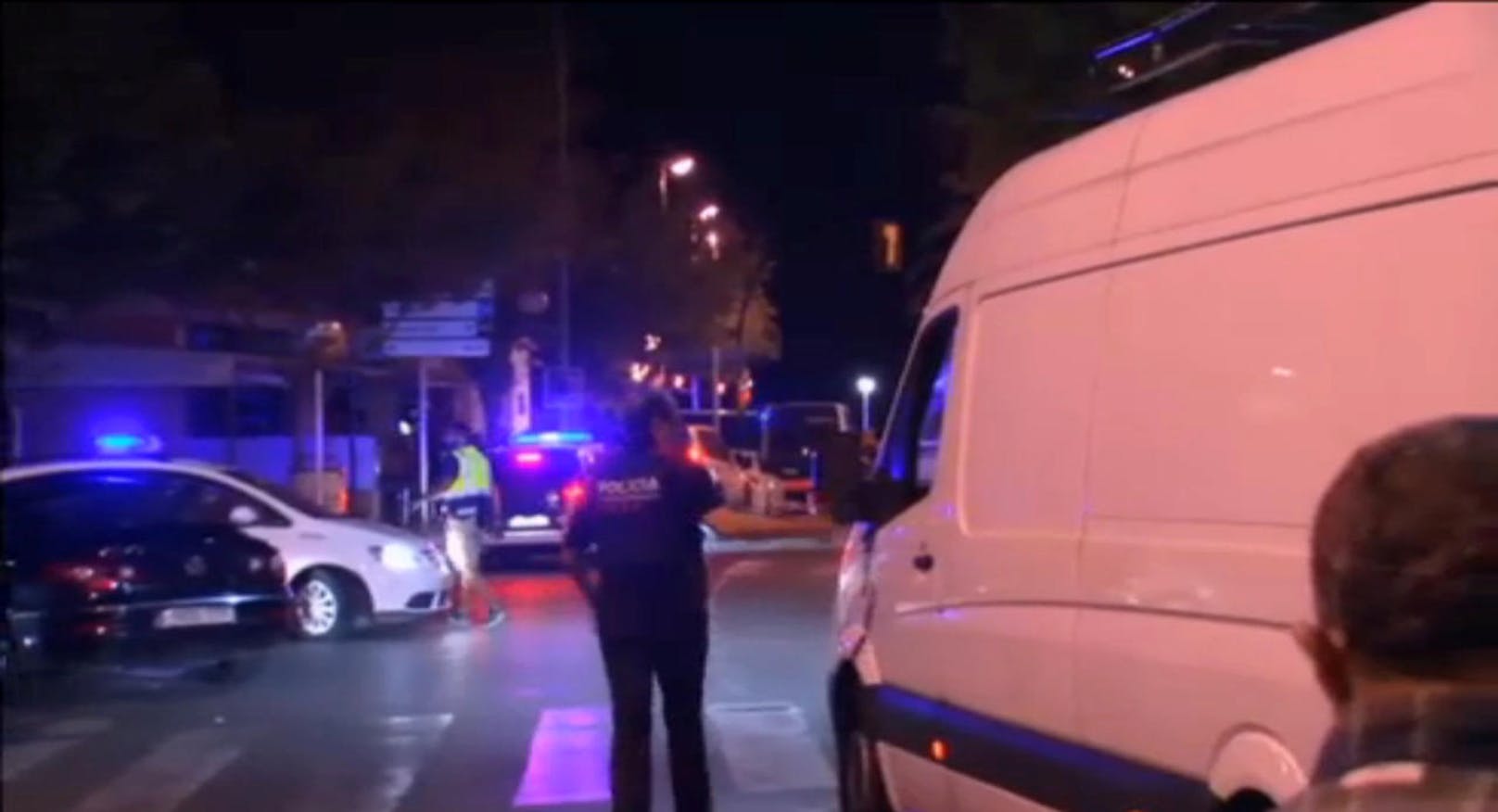 Spanische Polizisten durchsuchen in Cambrils ein Auto.