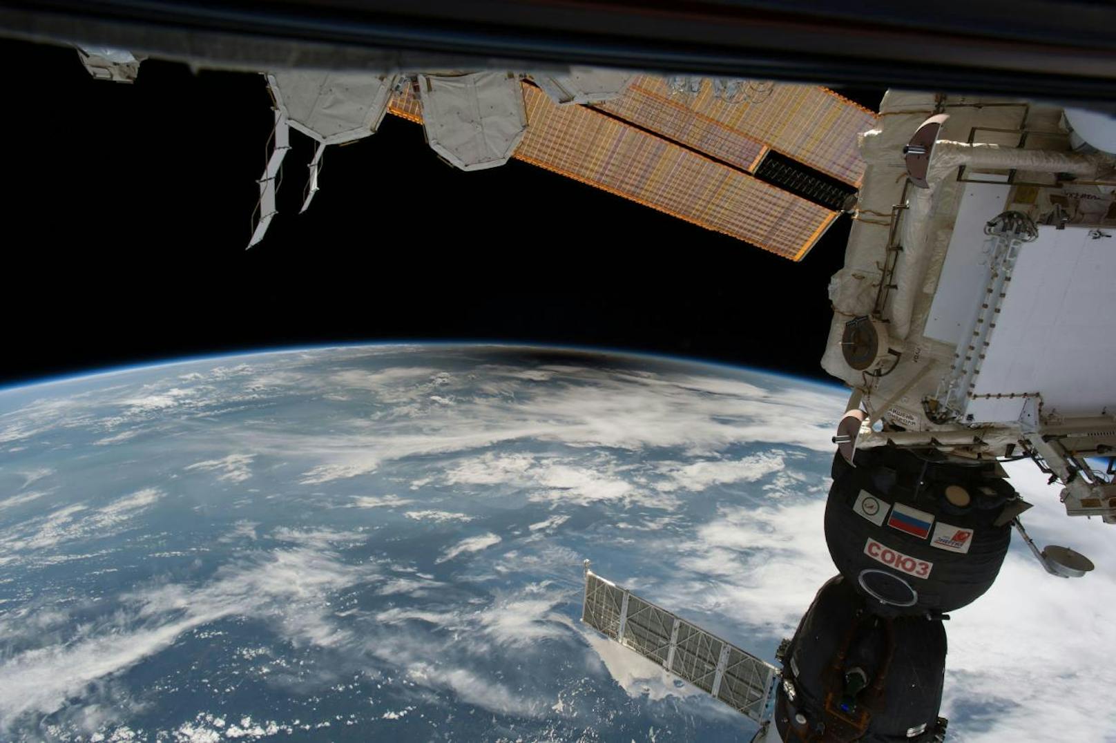 Diese Aufnahme der Sonnenfinsternis entstand an Bord der Internationalen Raumstation (ISS), die mit einer Geschwindigkeit von rund 5 Kilometern pro Sekunde um die Erde kreist.
