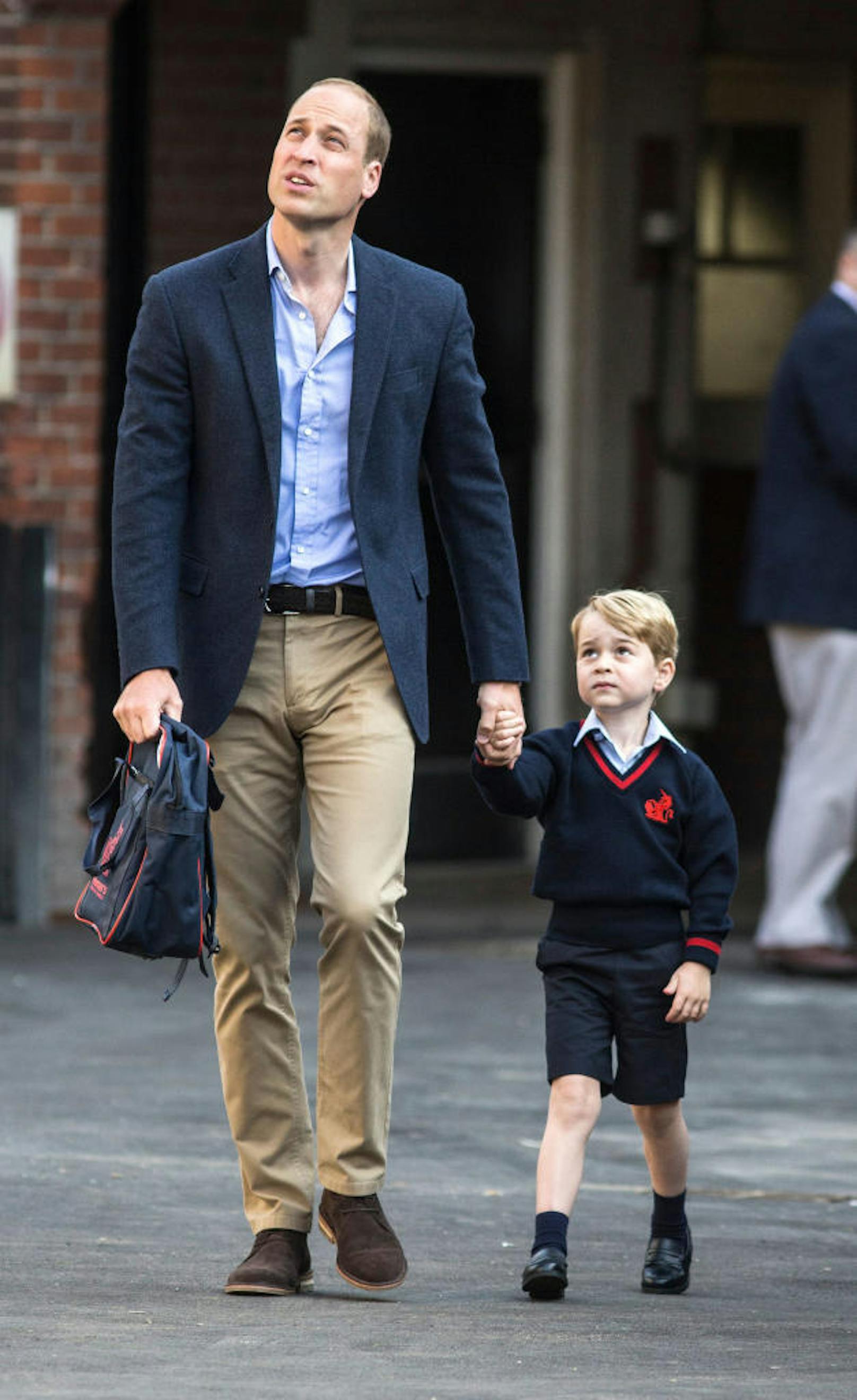 Prinz George, an der Hand von Papa William, auf dem Weg in die Schule.