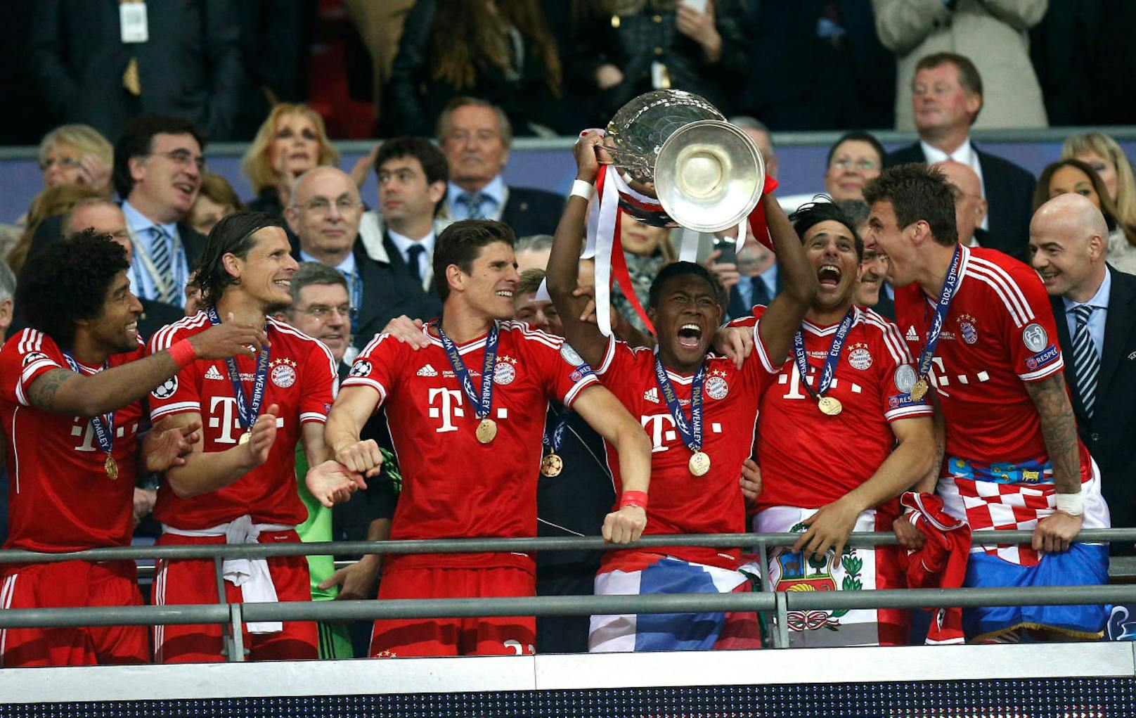 Champions League Sieger 2013: Das durfte er auch in der Königsklasse unter Beweis stellen. Nach der Final-Niederlage 2012 ohne Alaba, siegten die Bayern 2013. Der Österreicher ist Champions-League-Sieger!