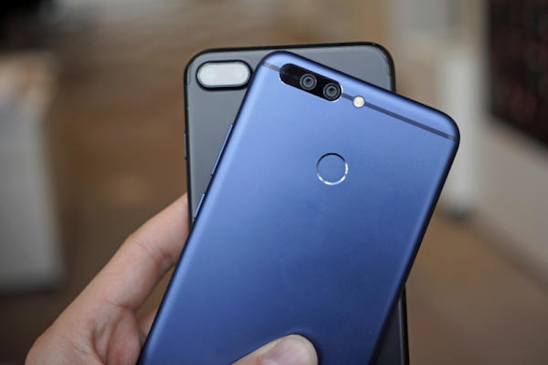 Praktisch ist die Position des Fingerabdrucksensors beim Honor 8 Pro. So kann das Gerät bequem mit dem Zeigefinger entsperrt werden, wenn man es in der Hand hält.