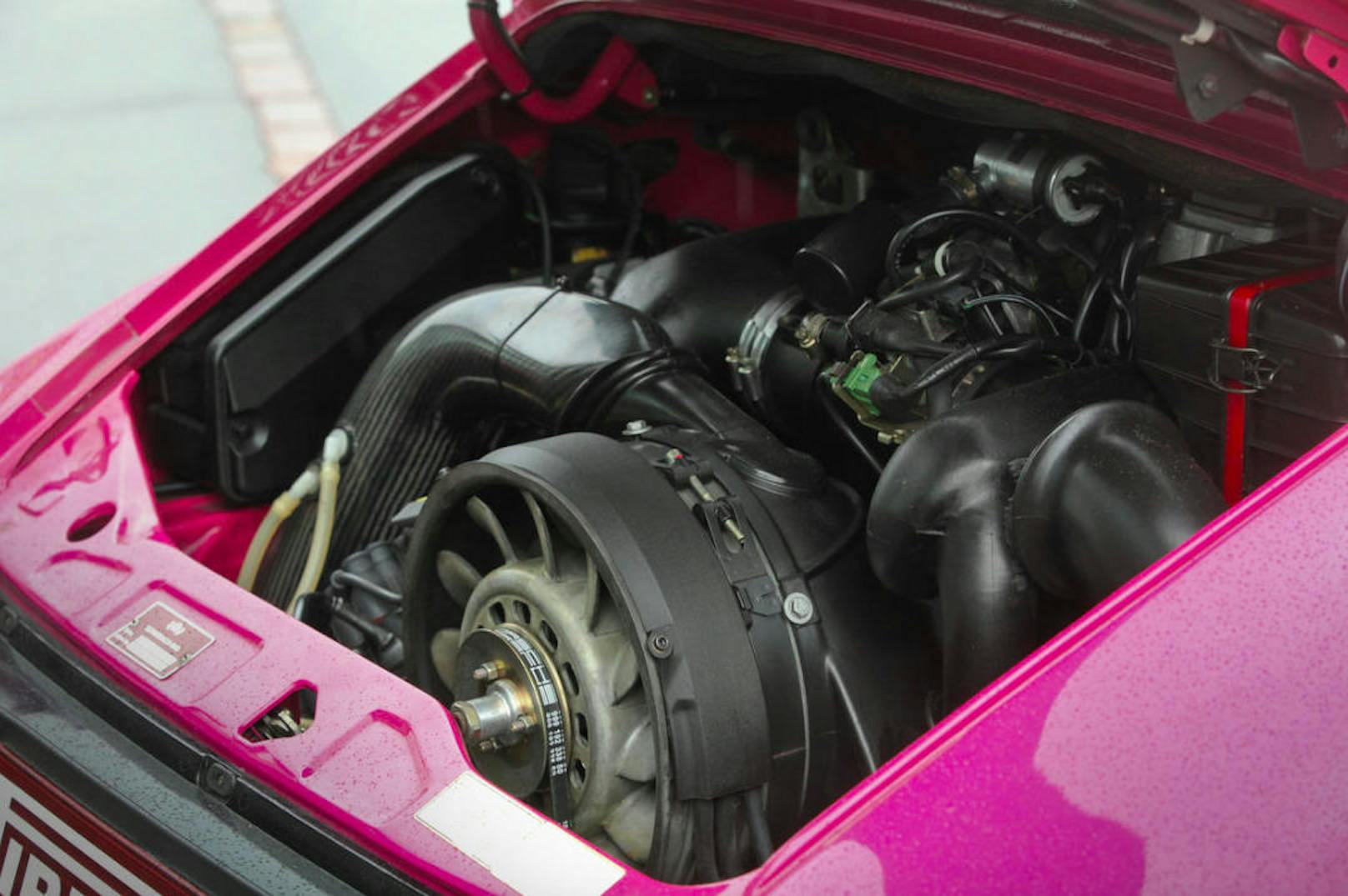 Luftgekühlter 3,6-Liter-Boxermotor mit sechs Zylindern und nominell 260 PS Leistung.