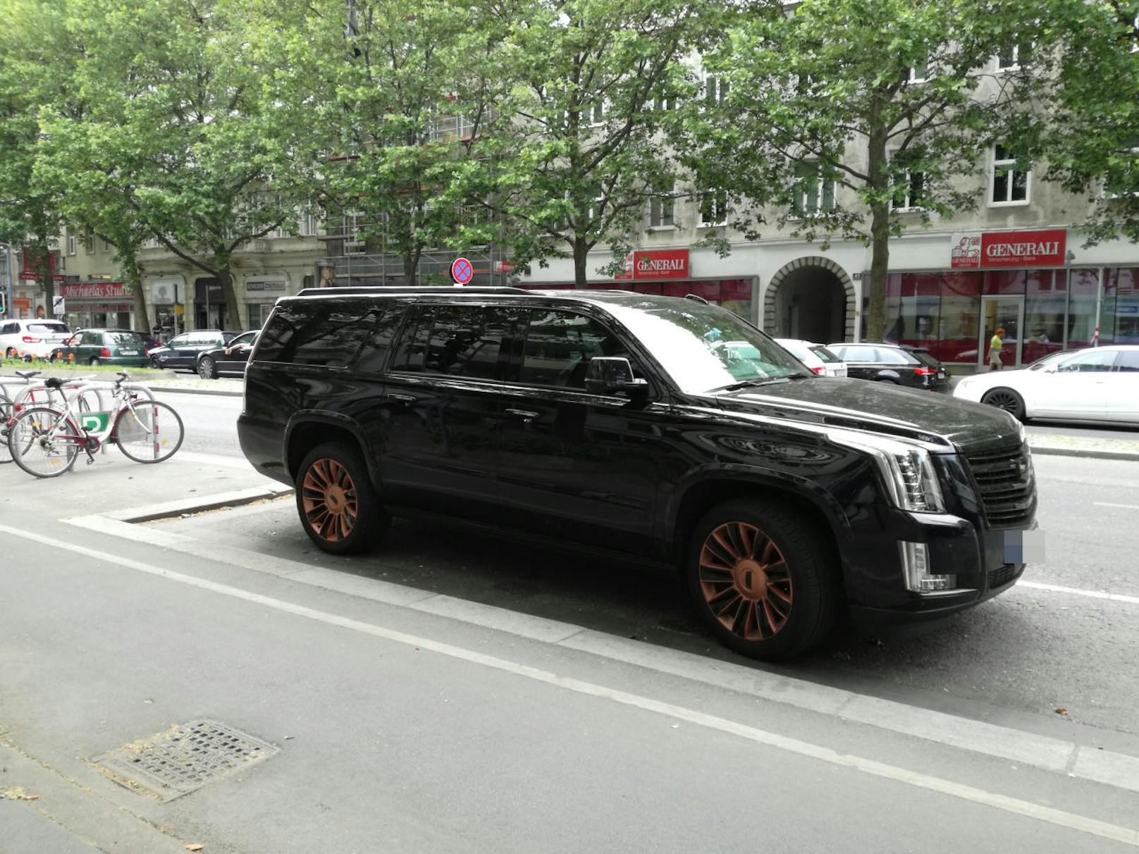 David Alaba stellte seinen neuen Cadillac Escalade im Parkverbot ab - und kassierte einen Strafzettel.