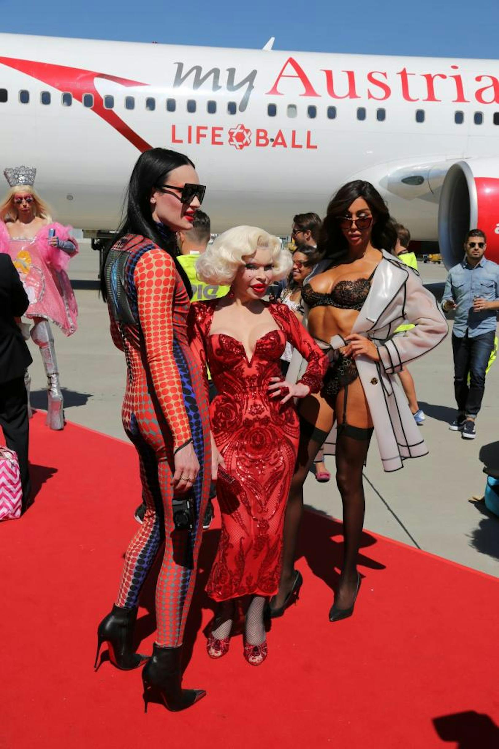 Amanda Lepore (Mitte) bei der Ankunft des Life Ball Fliegers am Flughafen Wien am 9. Juni 2017