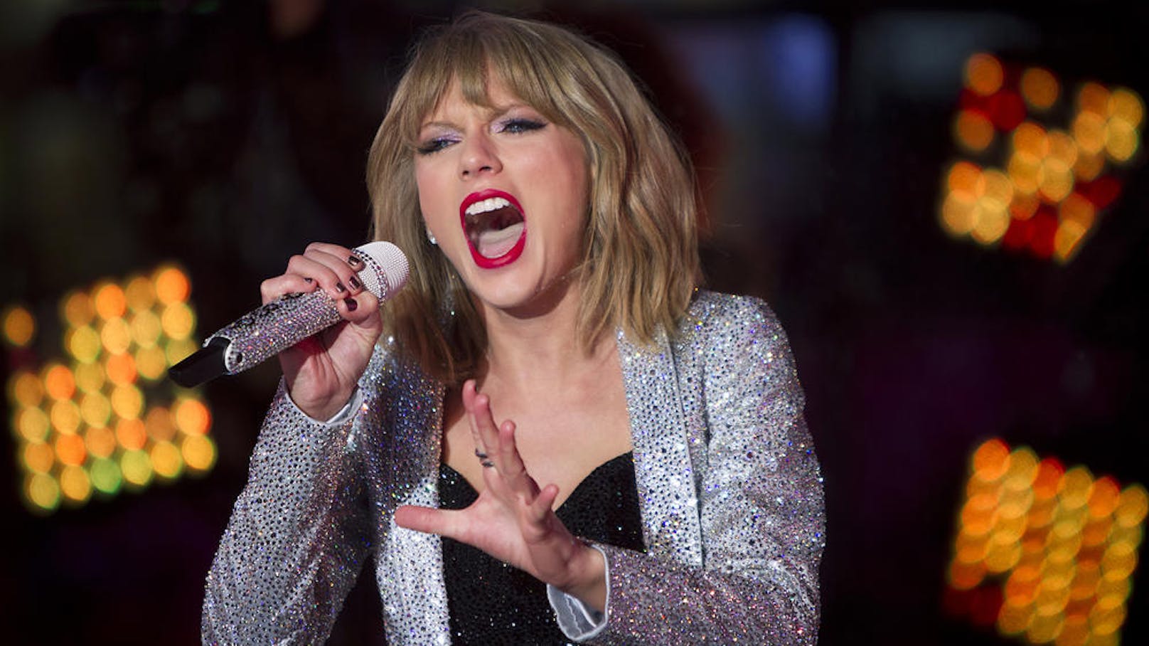 <strong>Taylor Swift</strong> hat genug: Nach dem Streit um ihre Musikrechte nimmt sie nun ihre ersten sechs Studioalben komplett neu auf.<br>