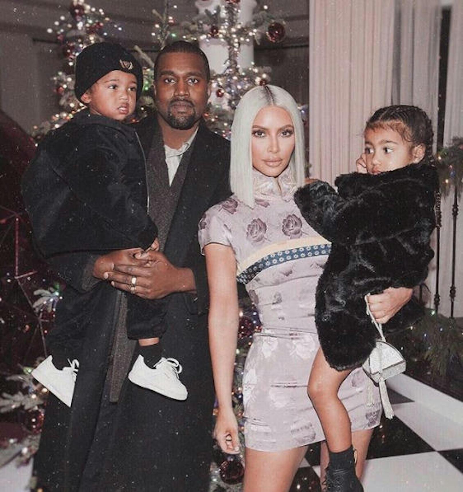 Kim Kardashian mit Kanye West und ihren damals noch zwei Kids zu Silvester 2017