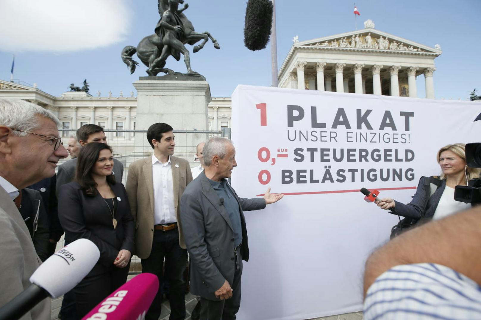 Aus diesem Grund wird das spartanische Plakat auch keinen fixen Standort haben, sondern Peter Pilz auf seiner Österreich-Tour begleiten.