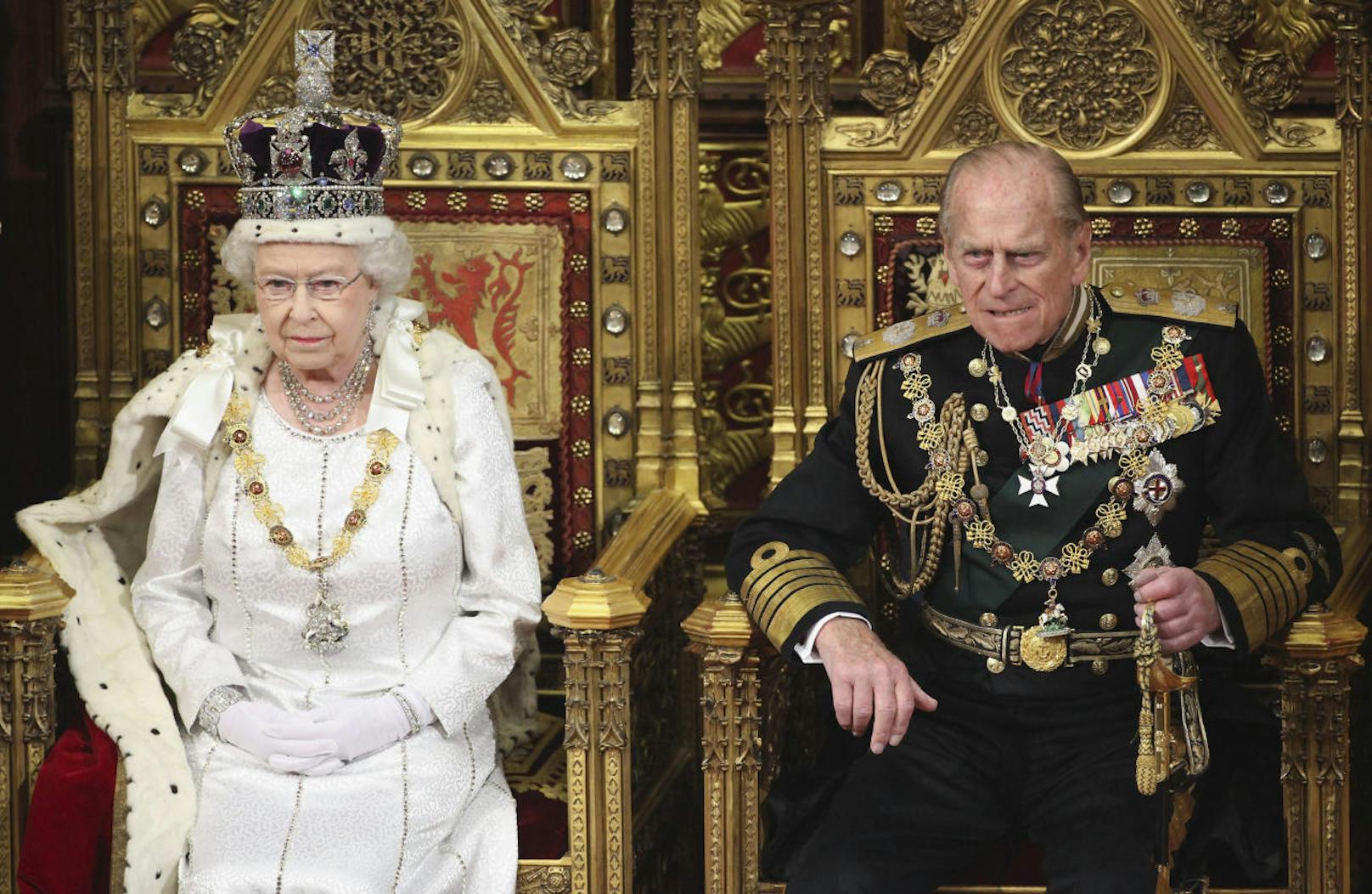Jemand wagte es einmal, Prinz Philip zu fragen, wann Charles auf den Thron kommen würde. Seine Antwort: "Fragen Sie mich gerade, wann die Queen sterben wird?" Bild: Prinz Philip mit Elizabeth II. sind seit 1947 verheiratet