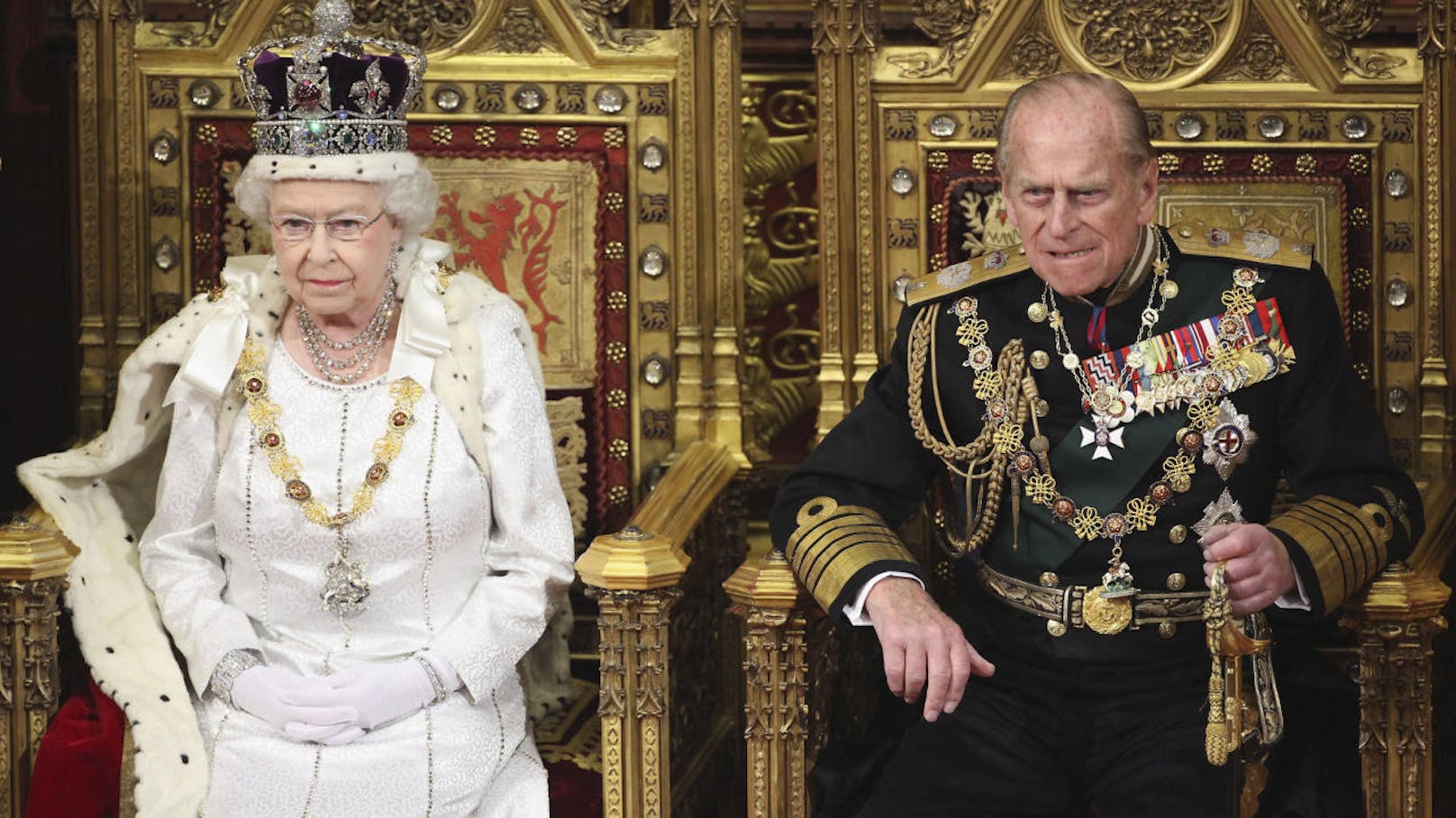 <strong>Queen Elizabeth II.</strong> und <strong>Prinz Philip</strong> bekamen bereits ihre Corona-Schutzimpfung. Trotzdem wird die Königin ihren kranken Mann nicht im Spital besuchen.<br>