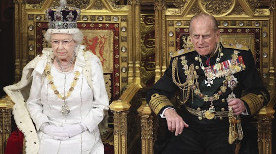 Queen Elizabeth II. und Prinz Philip bekamen bereits ihre Corona-Schutzimpfung. Trotzdem wird die Königin ihren kranken Mann nicht im Spital besuchen.