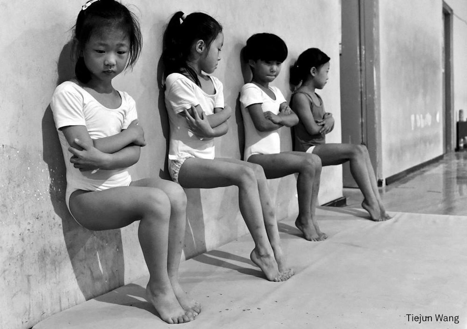 <b>Daily Life - 2. Platz, Singles</b><br>Vier Schülerinnen einer Gymnastikschule in Xuzhou, China, trainieren am Nachmittag für 30 Minuten Druck auf die Zehen auszuüben.