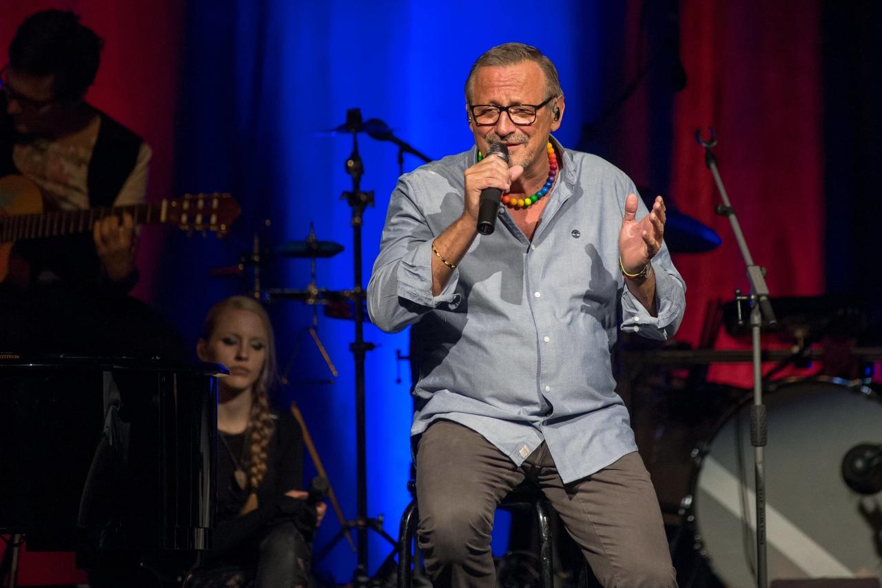 In einem Interview erhebt eine Frau schwere Vorwürfe gegen den Münchner Musiker Konstantin Wecker. Dieser soll mit ihr eine Beziehung geführt haben, als sie 15 Jahre alt war.