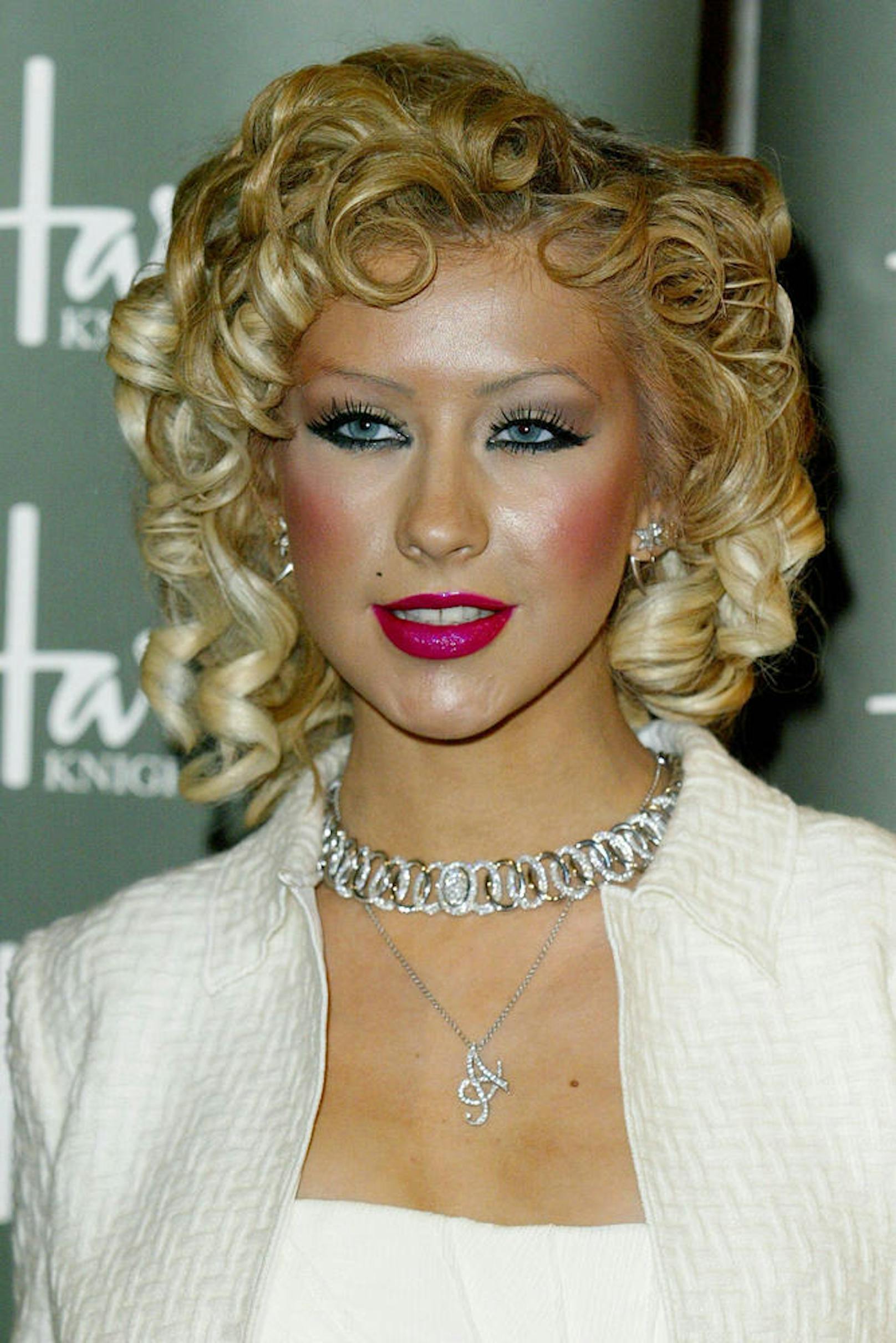 Christina Aguilera mit allem zu viel: Lippen, Make-up, Augen etc.